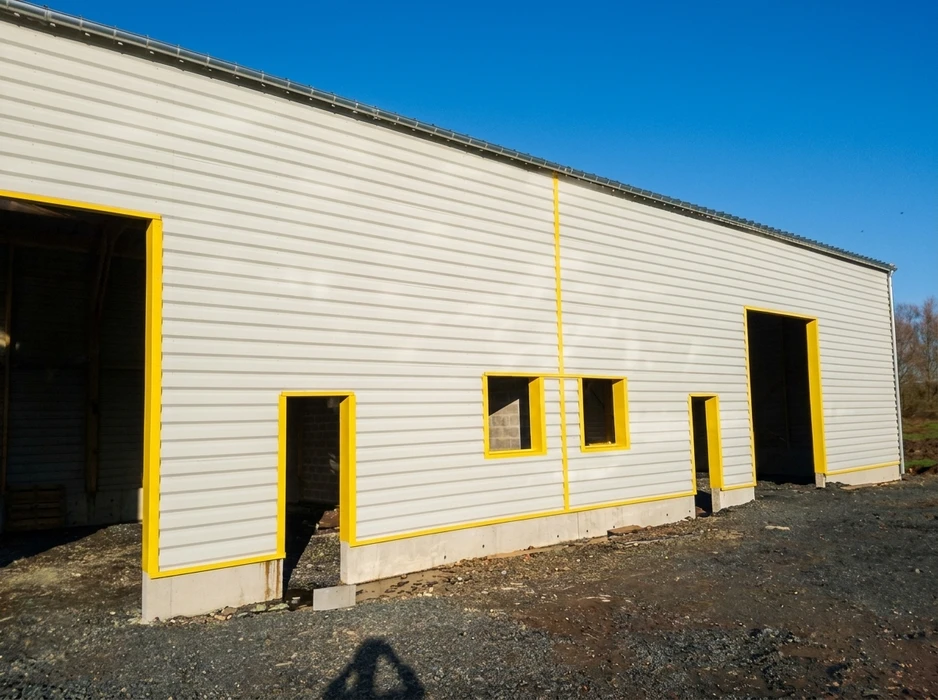 Bâtiment industriel métallique neuf, vue extérieure de façade latérale