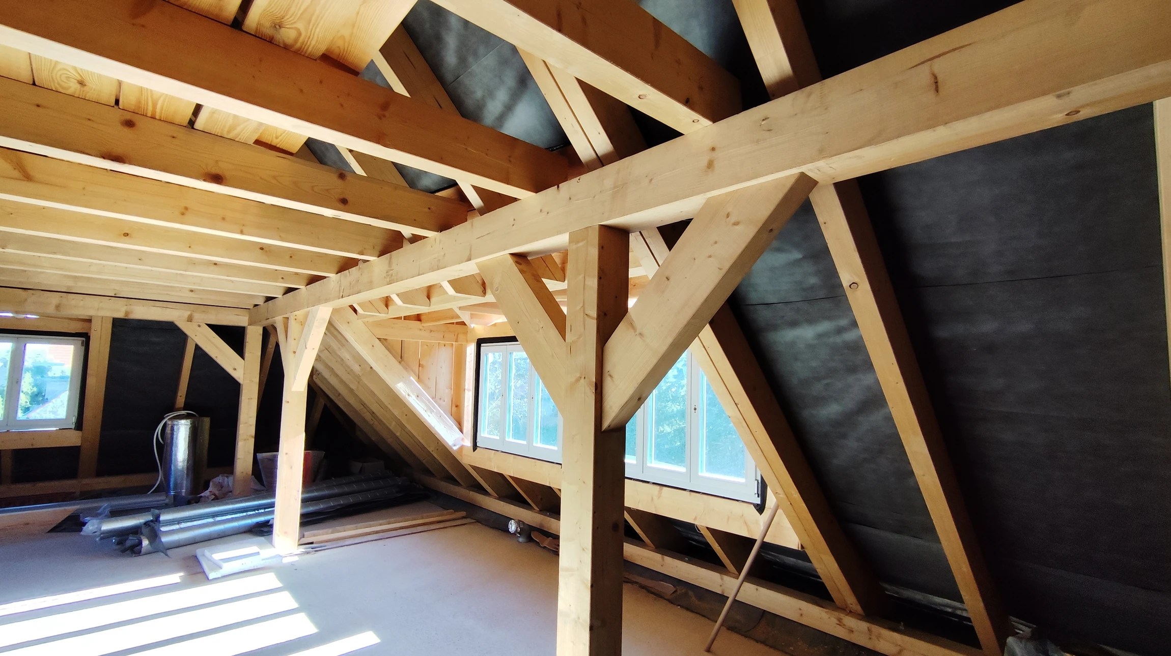Chantier de rénovation intérieur avec mur en briques apparentes et poutre métallique endommagée